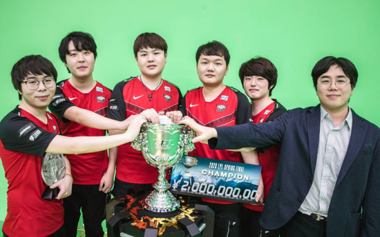 瓦学弟与Go学长意外亲密引发热议背后故事解析